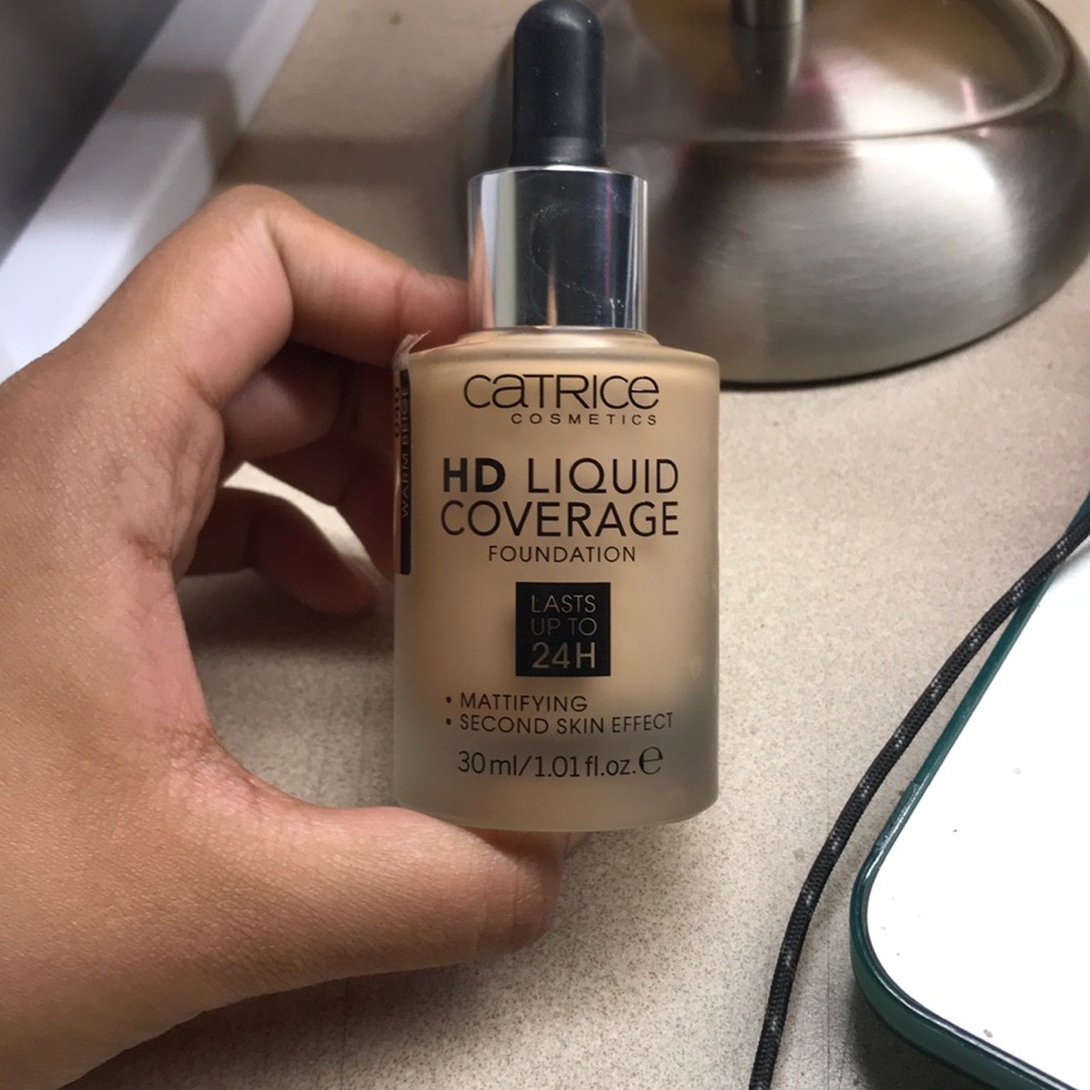 Catrice foundation in the shade Warm Beige 040